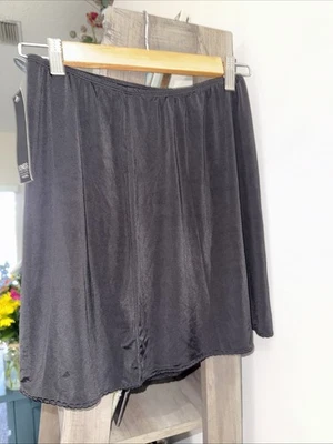 Jones New York Negro Slip Mediano Microfibra Anti-adherente 16 pulgadas  Foto 1 de 4