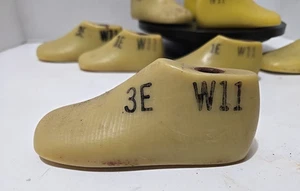 VINTAGE SCHUHFORMLEISTEN W11 3E GELB KUNSTSTOFF Jones - Bild 1 von 6