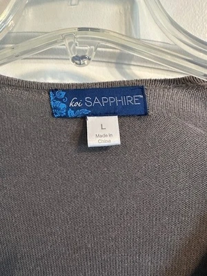 Suéter Enfermera Koi Zafiro, Cremallera Frontal, Talla Grande, Gris, Bolsillos Foto 1 de 4