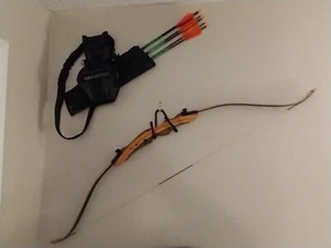 Beginners archery kit: recurve bow, arrows, and an arrow bag - Picture 1 of 3