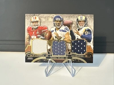 2013 Topps Triple Threads Relic Trio, Russell, Wilson/Colin Kaepernick/Bradford Foto 1 de 4