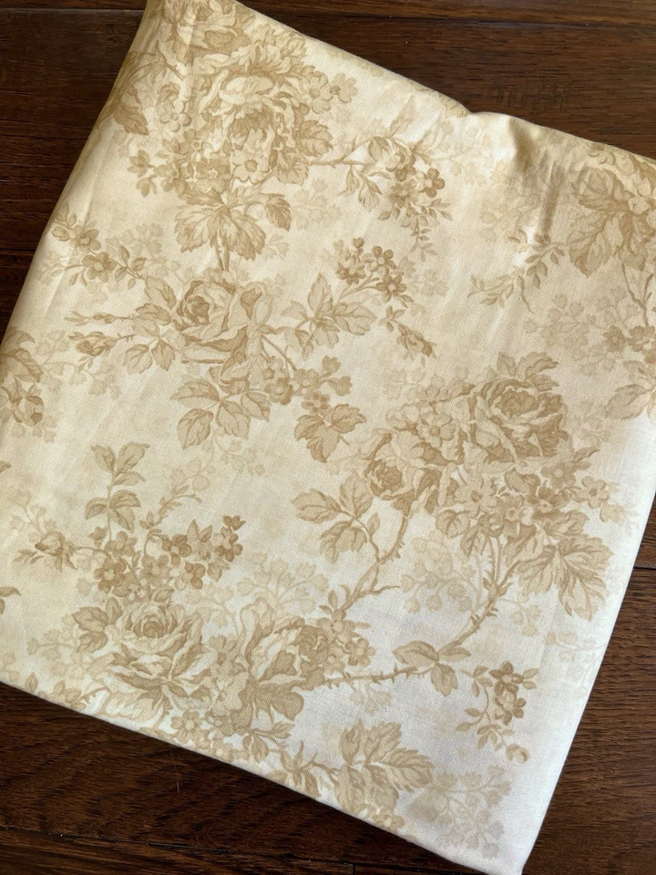 Cama de rosas MODA de Robyn Pandolph 4 yardas tono crema sobre tono tela rosa - De colección Foto 1 de 3