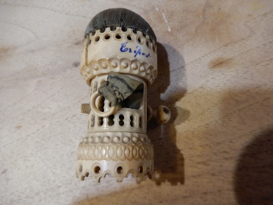 ANCIEN MÈTRE RUBAN DE COUTURE PORTE AIGUILLES TRÉPORT - Photo 1/4