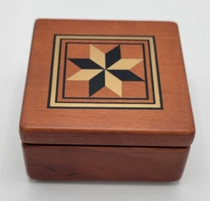 Joyero de madera vintage Nogiguchi Collection 3 1/4" x 3 1/4" con espejo  - Imagen 1 de 14