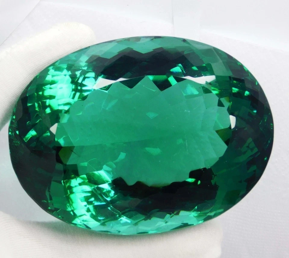 Piedra preciosa granate verde tsavorita natural certificada de 1550,00 quilates - corte ovalado grande Foto 1 de 4