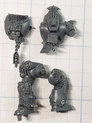 Warhammer 40k Juego de brocas de caballero gris Castellan Crowe blindadas grabadas torso y piernas Foto 1 de 4