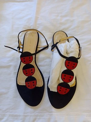 Sandálias planas femininas Charlotte Olympia Lucky Ladybugs camurça nova com etiquetas, tamanho 39,5 UE - Imagem 1 de 4