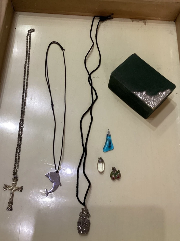 set di collane e ciondoli - Croce, ampolla, delfino, goccia,triangolo,macchina - Immagine 1 di 4