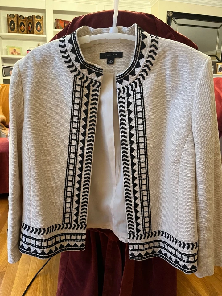Blazer Ann Taylor de lino blanco con bordado negro alrededor de los bordes - Talla 12 Foto 1 de 4