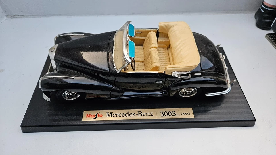 Modellauto Mercedes Benz 300 S Cabrio schwarz Maisto 1:18 - Bild 1 von 1