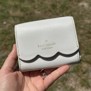 Kate Spade Gemma Scalloped Small Flap Wallet Cardholder White Dove - Bild 1 von 6