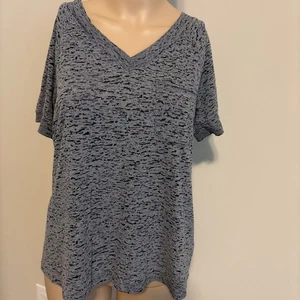 Rock & Republic Gray Print V Neck Short Sleeve Top Size Medium - Picture 1 of 8