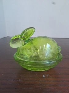 Vintage LE SMITH grün Glas Hase Kaninchen auf Nest bedeckt Bonboniere - Bild 1 von 11
