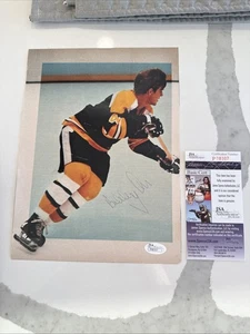 Página de revista firmada autografiada por Bobby Orr de la corte de 1970 Boston Bruins JSA P08307 - Imagen 1 de 5