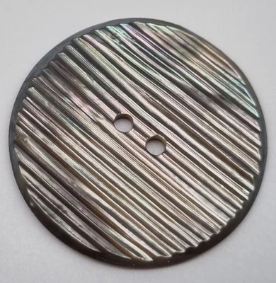 Grauer Perlmutt 2-Loch-Knopf 15-34 mm Graviert / Bouton Nacre MOP Button E98 - Bild 1 von 2