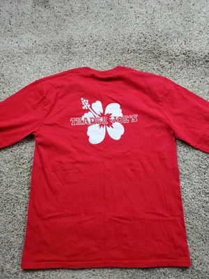 Camiseta Trader Joes Grande Para Hombre Roja Manga Larga Cuello Redondo Empleado de Hibisco Foto 1 de 4