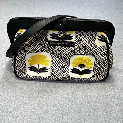 Bolso de Mano Petunia Pickle Bottom Cross Town Negro Amarillo Floral Foto 1 de 4