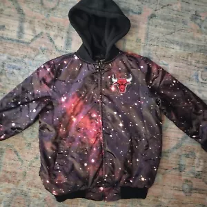 Chicago Bulls Galaxy Stars NBA Bomberjacke mit Kapuze Größe Small NIE GETRAGEN - Bild 1 von 8