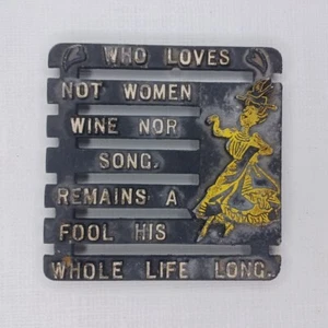 Wer nicht Frauen liebt Wein noch Lied bleibt ein Narr Vintage Gusseisen Untersetzer 5" - Bild 1 von 6