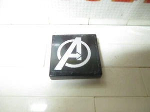 Lego - 1x Tile 2x2 Silver Avengers Logo Pattern 76030 3068pb1094 3068bpb1094 - Imagen 1 de 1