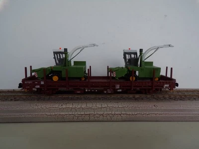 2-achsiger Niederbordwagen beladen mit 2 Feldhäcksler in TT - Bild 1 von 2