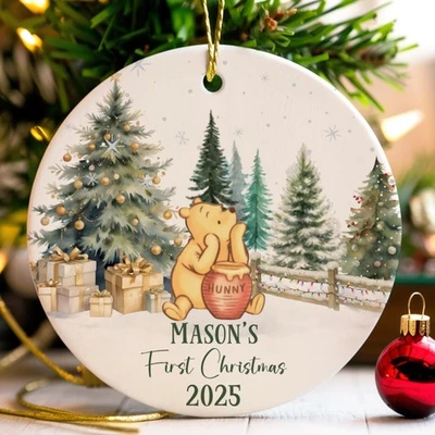 Personalisierter Baby’s First Christmas Ornament 2025 - A. A. Milne’s Winnie Deko - Bild 1 von 4