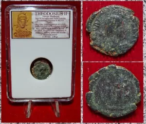 Antike Münze Römisches Reich von THEODOSIUS II Drei Kaiser mit Speerenschilden - Bild 1 von 4