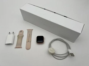Apple Watch Series 5 40mm Goldton Aluminiumgehäuse mit Sandrosa Sportarmband... - Bild 1 von 5