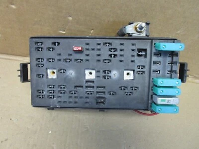 03 Saturn L200 caixa de fusíveis de motor relé bloco de junção painel 2003 22683428 - Imagem 1 de 2