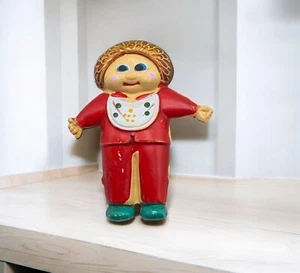 Vintage Cabbage Patch Kind Kühlschrank Magnet Pressdose Litho rot Puppe - Bild 1 von 6