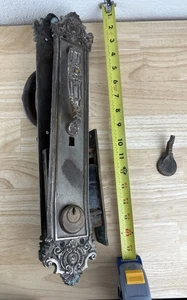 Antico set maniglie tiranti porta ingresso ornato, ferramenta da recupero - necessita di lavoro - Foto 1 di 14