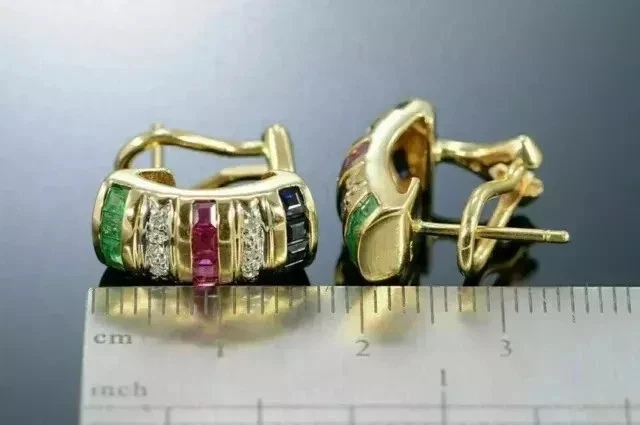 Pendientes de aro de esmeralda rubí de corte princesa de 2 quilates enchapados en oro amarillo de 14 quilates Foto 1 de 4