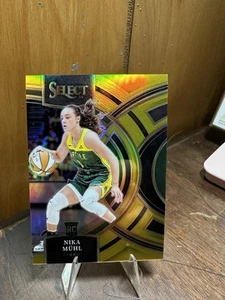Nika Muhl 2024 WNBA Select Rookie Premier Gold Prizm Parallel/10 - Imagen 1 de 3