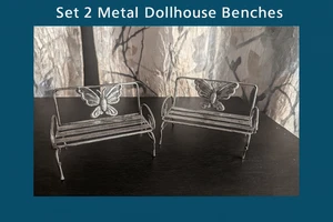 🦋“Ciondolo rustico in miniatura!  Set 2 Panche per Casa delle Bambole in Metallo - Schienali a Farfalla - Foto 1 di 10