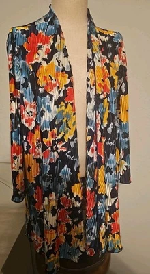 Plumero Slinky Brand 1X Brillante Floral Sobre Negro Poliéster Plisado Frente Abierto Foto 1 de 4