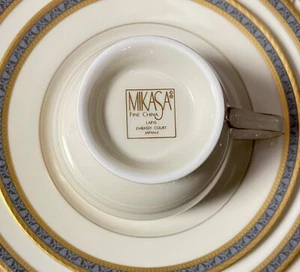 Ajuste de lugar de 4 piezas Mikasa Embassy Court - 3 platos y una taza - Imagen 1 de 11
