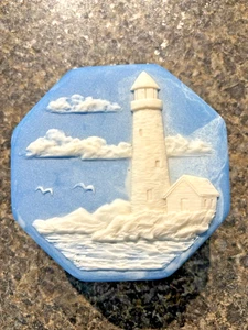 Ca Cast Art babyblau Incolay Schmuckstück Vintage 1991 Leuchtturm Segelboot Meereslandschaft - gebraucht, in einwandfreiem Zustand - Bild 1 von 22