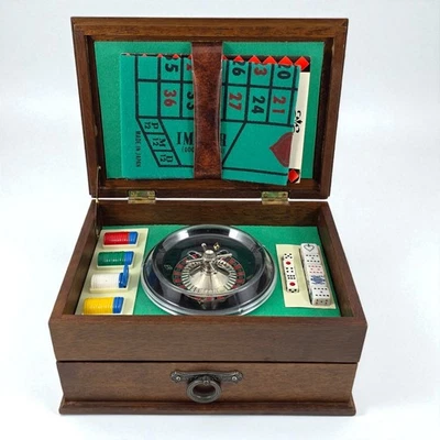 Vintage Wooden Casino Game Set – Roulette Wheel, Poker Chips, Dice & Cards  Foto 1 de 4