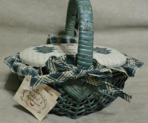 Christmas Basket with Folk Art Applique Design - Picture 1 of 4