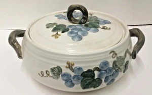 Metlox SCULPTED GRAPE Round Covered Vegetable Bowl (6-1/2") - Picture 1 of 4