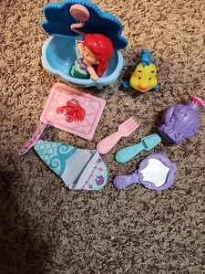 DISNEYS LITTLE MERMAID LITTLE PEOPLE SPIELSET ARIELLE, FLUNDER & BADEWANNENSET - Bild 1 von 2