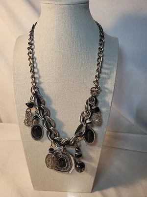 Collar Laura Ashley negro y plata con dijes 19" Foto 1 de 4