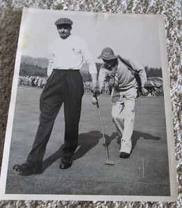 Schwarzweiß PRESSEFOTO - MAX FAULKNER MIT SEINEM EXZENTRISCHEN CADDIE MAD MAC (GOOGLE IHN) - Bild 1 von 8