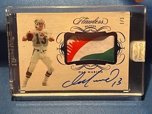 3/3 Dan Marino 2019 Panini Perfetto Jumbo Logo Patch Zaffiro Delfini Sigillato - Foto 1 di 2