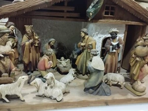 Presepe natività con pastori 20 cm realizzato in legno - Foto 1 di 3