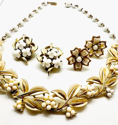 Lote De Colección Pendientes y Collar Esmalte Lucita Blanca Termoestable Floral Tono Dorado Foto 1 de 4