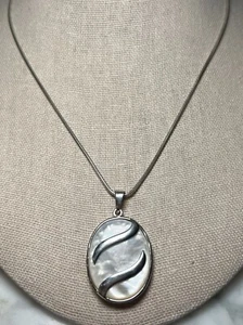 925 Sterling Silver Oval Mother Of Pearl Pendant Necklace - Picture 1 of 6