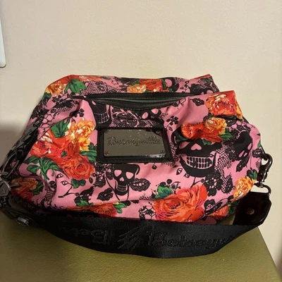 Bolsa de seda Betsey Johnson rosa/preta multicolorida floral caveiras forradas ombro com zíper - Imagem 1 de 4