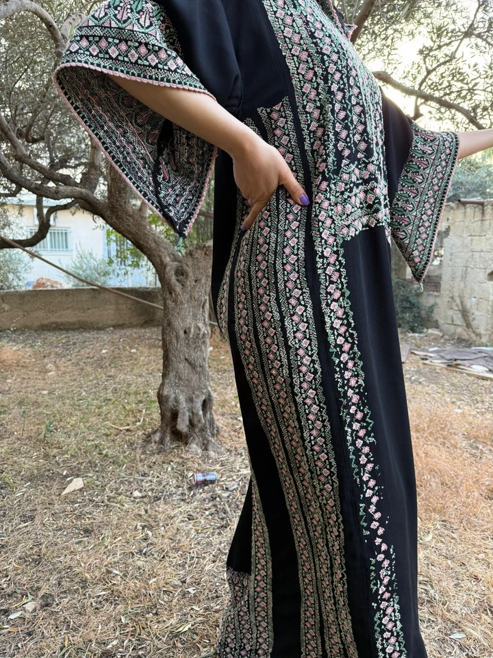 Vestido bordado 100 % tejido a mano Thobe - herencia palestina - Tatreez floral Foto 1 de 4