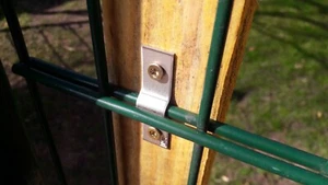 50x Doppelstabmattenzaun Pfosten Befestigung Draht Maschendraht Zaun Halter 8mm - Bild 1 von 5